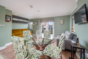 Designer 1 Bed Flat Barons Court Sleeps 4, Balcony